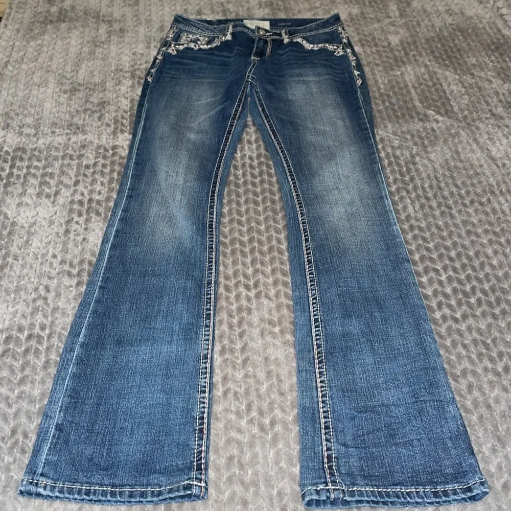 Grace‎ in LA Easy Fit Jeans with Embroidered Pockets and belt loops.  Size 28